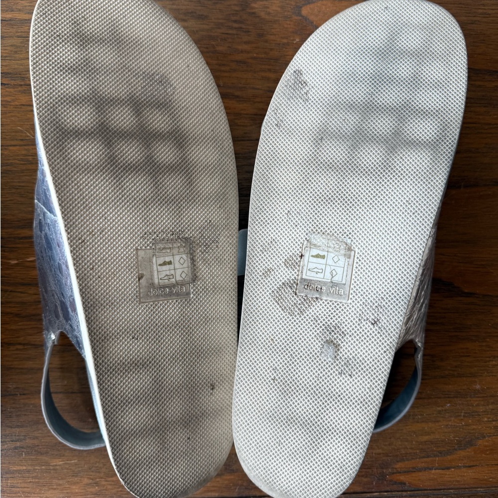 Dolce Vita Silver Footbed Sandals with strap - Picture 4 of 5